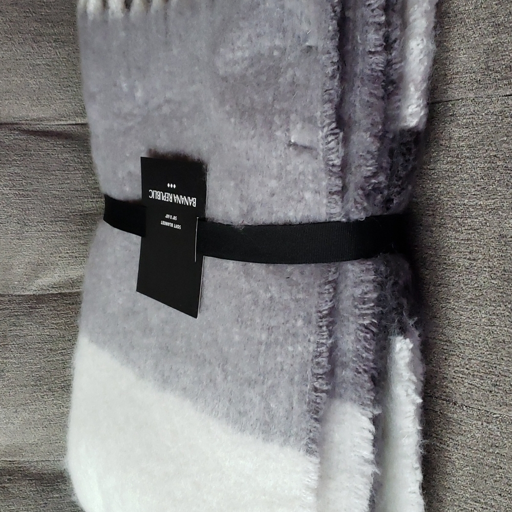 Banana Republic 50" x 60" Soft Blanket NWT Gray White - Picture 3 of 13